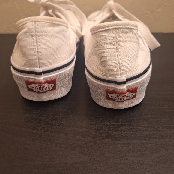 White vans - Picture 3 of 5